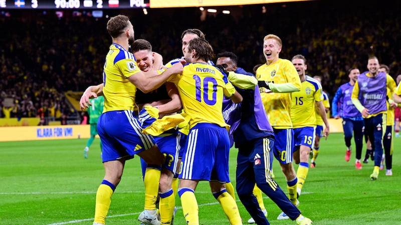 Viktor Gyökeres de Suecia celebra con sus compañeros tras aseguran la clasificación a la Copa...