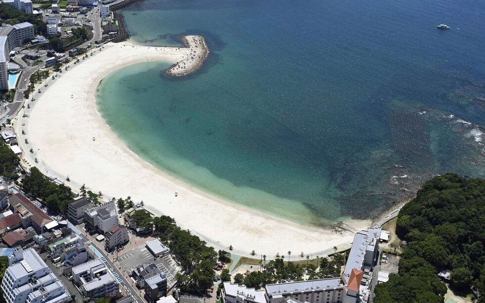 La imagen muestra una playa en Shirahama, en la prefectura de Wakayama, en el oeste de Japón,...