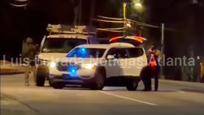 Agentes interceptaron una van de trabajo en Jimmy Carter Blvd.