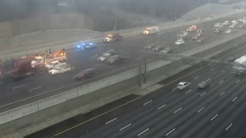 La volcadura del vehículo terminó con el cierre de tres de los seis carriles, al sur del...