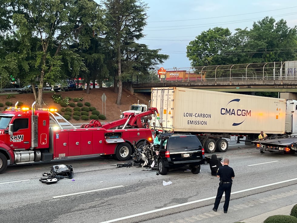 Las autoridades indicaron que el accidente involucró cuatro vehículos, incluyendo un tráiler.