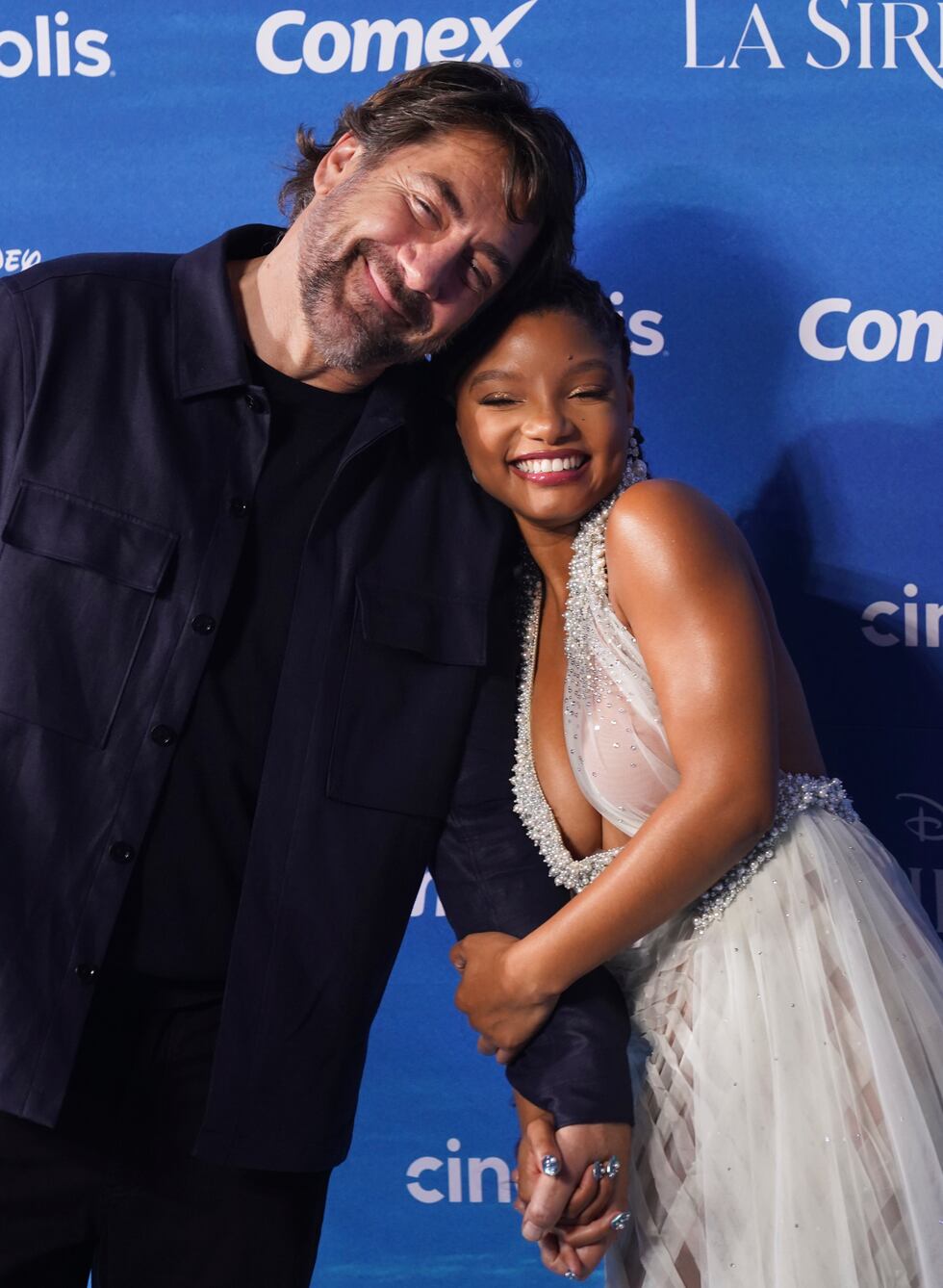 Los actores Halle Bailey, derecha, y Javier Bardem posan en la alfombra azul de la película La...