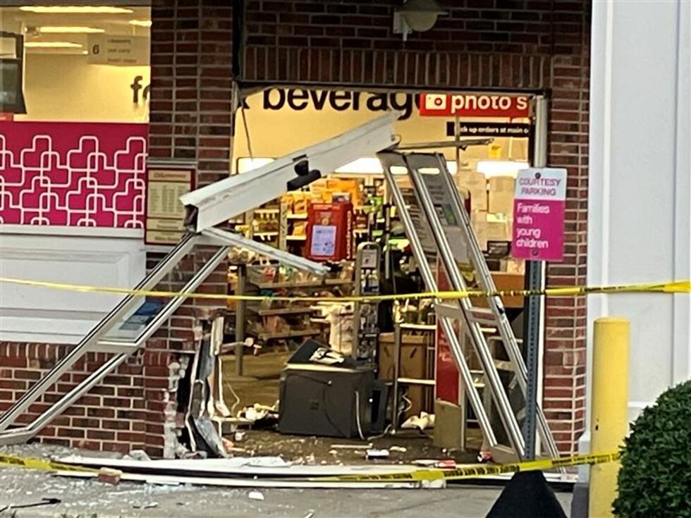 El reporte señala que las puertas de entrada de la tienda quedaron destruidas y que en el...