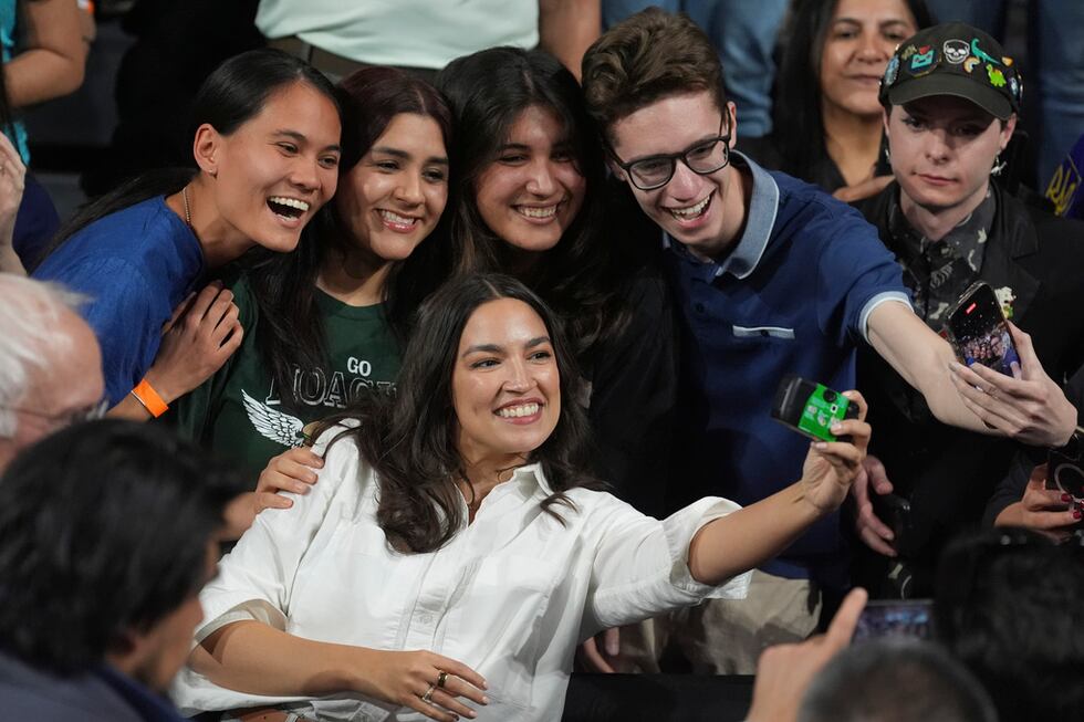 La representante Alexandria Ocasio-Cortez, demócrata por Nueva York, a la derecha, se toma una...