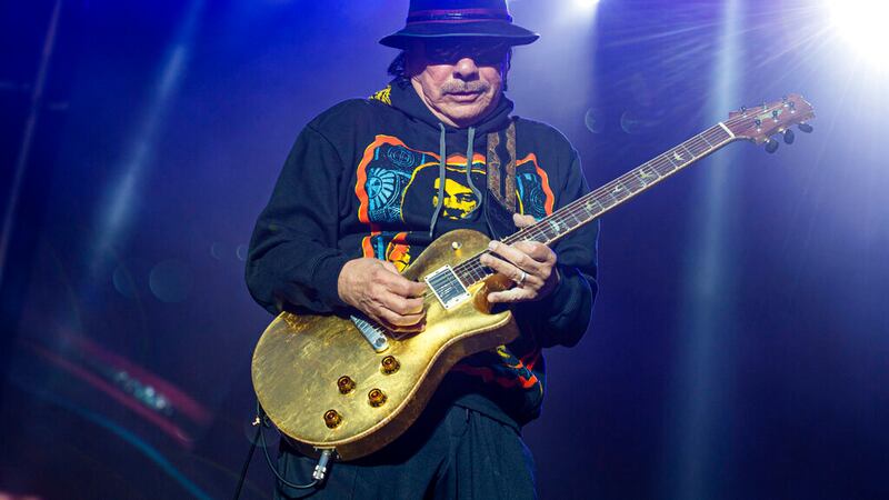 ARCHIVO - Carlos Santana toca en el Festival de Música BottleRock de Napa Valley, en Napa,...