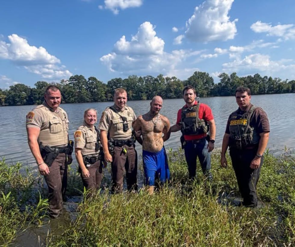 Fugitivo se lanza a lago para escapar de la policía.
