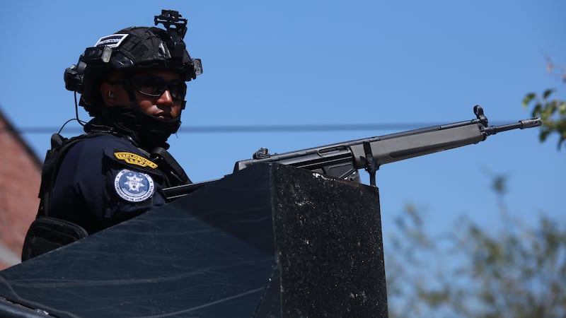 Un agente de la Guardia Nacional patrulla una autopista cerca de Aguililla, México, el martes...