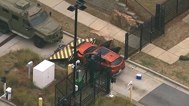 Una camioneta se estrelló contra el portón principal de la sede del FBI en Atlanta.