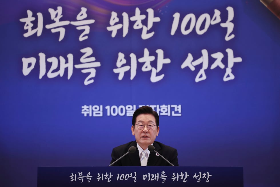El presidente de Corea del Sur, Lee Jae Myung, habla durante una conferencia de prensa por sus...