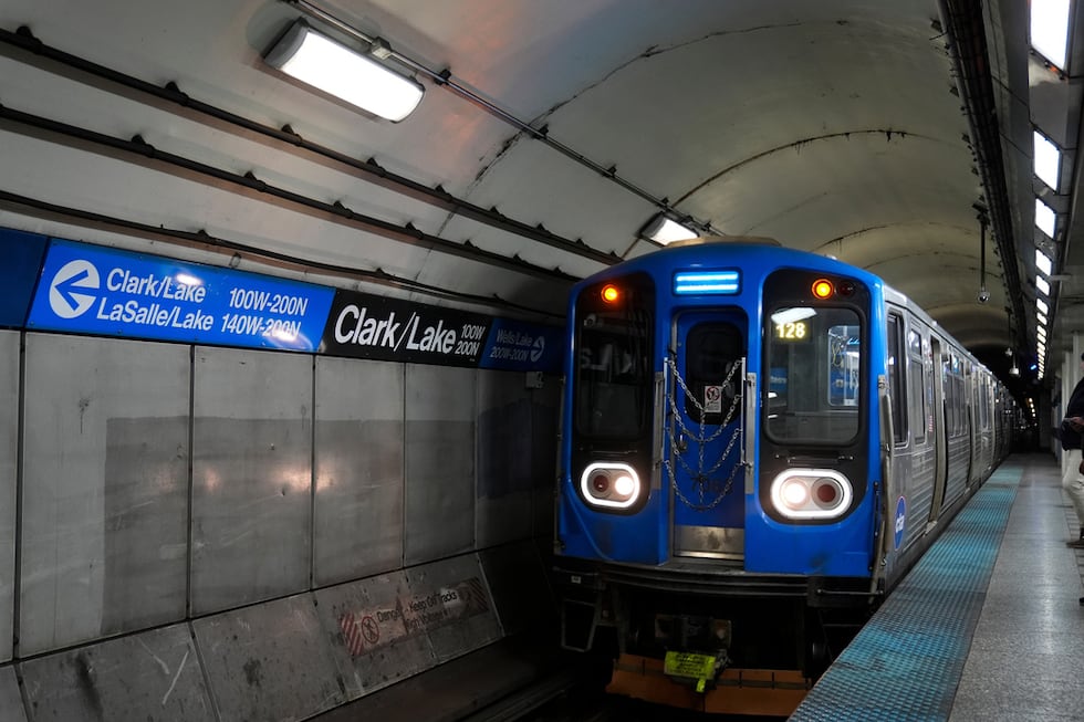 Un tren llega el martes 18 de noviembre de 2025 a la parada de Clark Street y Lake Street de...