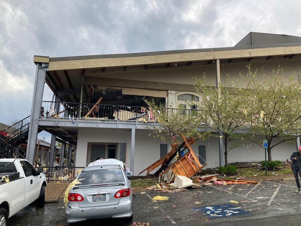 Daños en un edificio en Little Rock, Arkansas, azotada este viernes por un tornado. (AP...