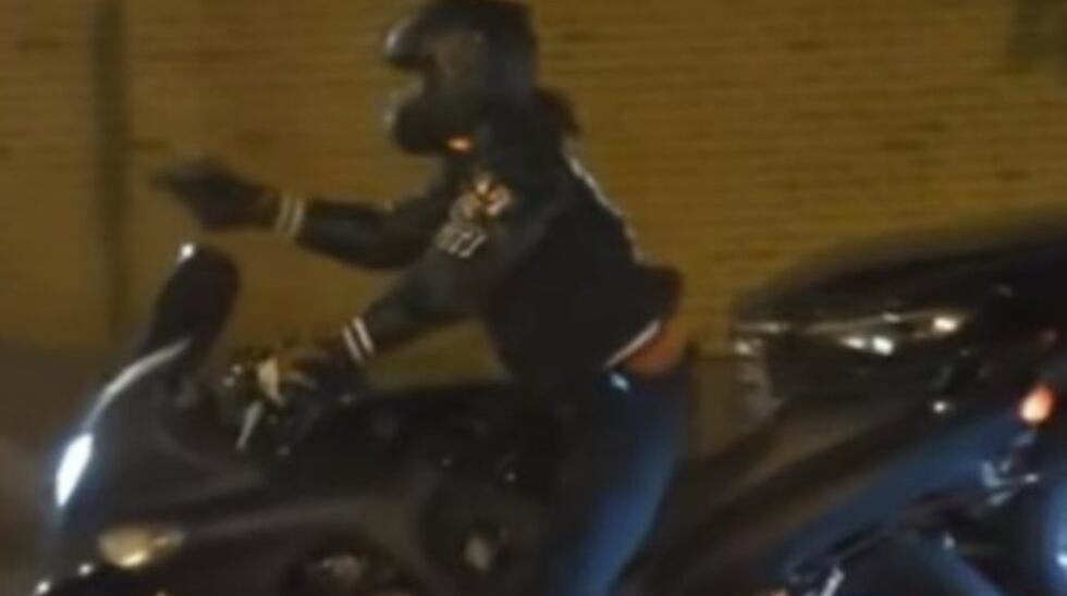 La policía busca a una persona de interés tras el tiroteo ocurrido poco antes de la medianoche...