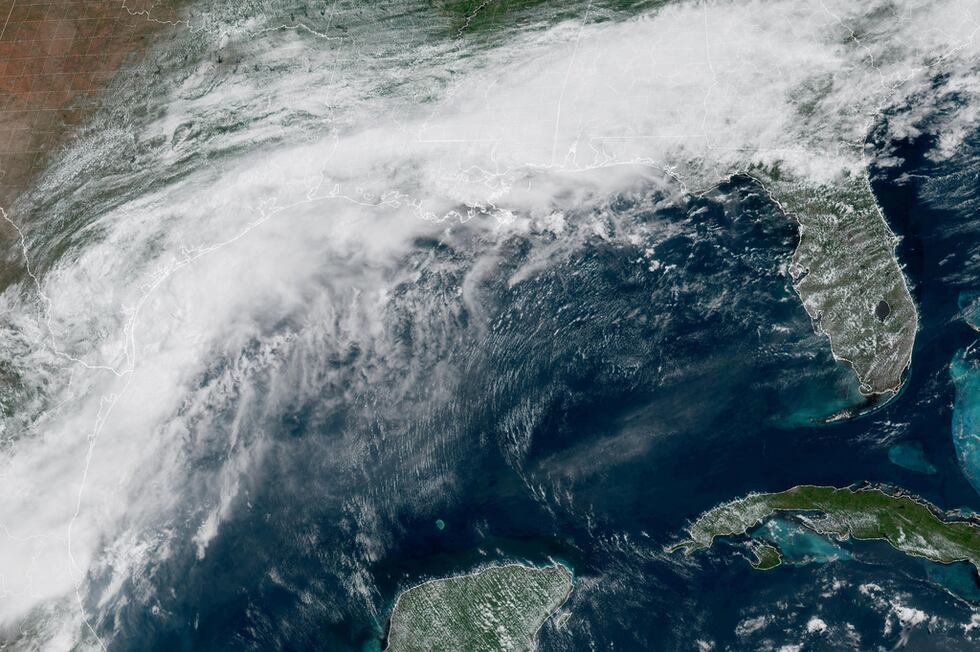 Esta imagen satelital GOES-19 GeoColor proporcionada por la Oficina Nacional de Administración...