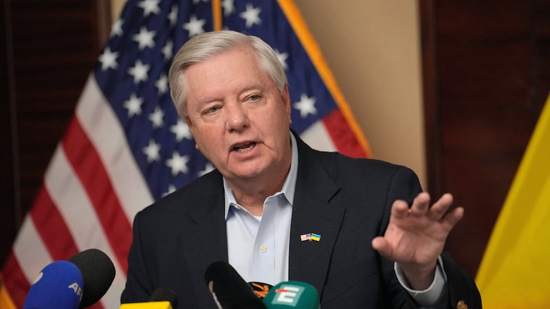 ARCHIVO - El senador estadounidense Lindsey Graham, republicano de Carolina del Sur, hace un...