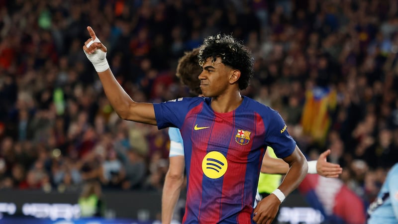 Lamine Yamal, del Barcelona, hace señas a la banca con gesto de dolor después de marcar de...