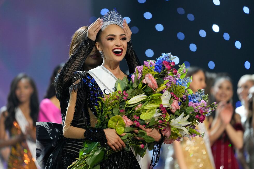 Miss USA R'Bonney Gabriel reacciona al ser coronada Miss Universo urante la ronda final de la...