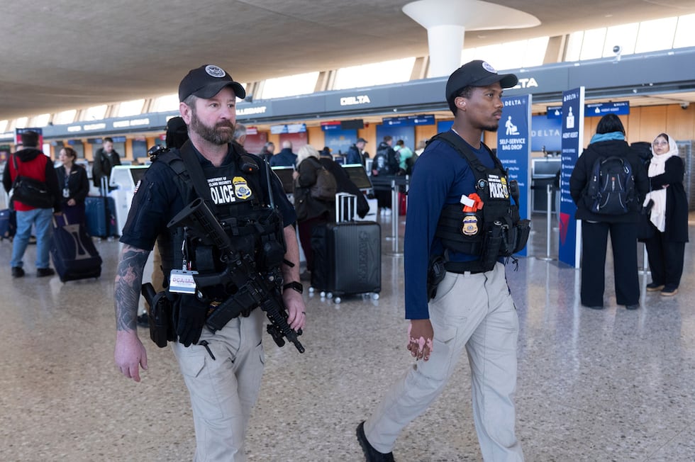 Guardias de seguridad patrullan en el Aeropuerto Internacional Dulles en Chantilly, Virginia,...