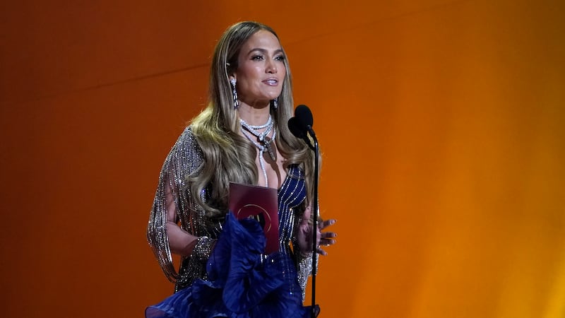 Jennifer Lopez presenta el premio para Mejor Álbum de Pop Vocal en la edición 65 de los Grammy...