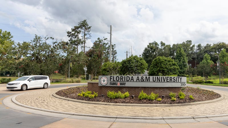 ARCHIVO - Una rotonda en la FAMU Way se ve en el campus de la Universidad Florida A&M enn...