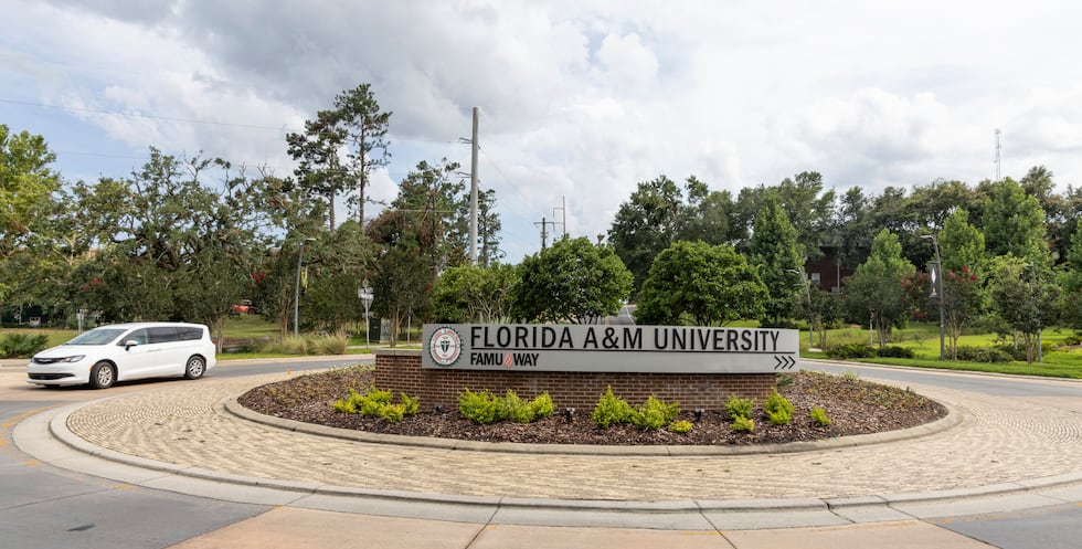 ARCHIVO - Una rotonda en la FAMU Way se ve en el campus de la Universidad Florida A&M enn...