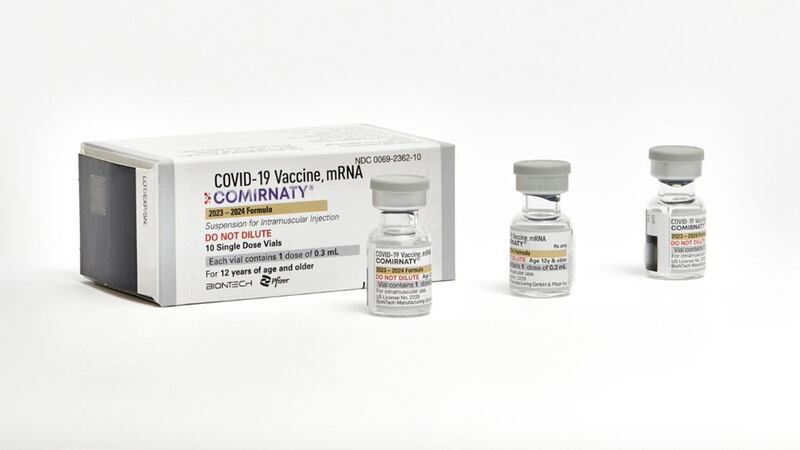 En esta foto difundida por Pfizer en septiembre de 2023 se muestran ampolletas de una sola...