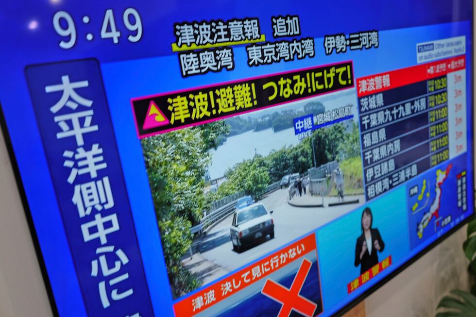 Una alerta de tsunami aparece en una televisión en Yokohama, cerca de Tokio, el miércoles 30...