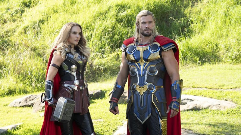 Esta imagen difundida por Marvel Studios muestra a Natalie Portman, a la izquierda, y Chris...
