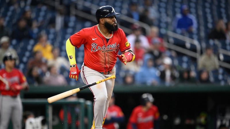 Marcell Ozuna de los Bravos de Atlanta durante un juego contra los Nacionales de Washington,...