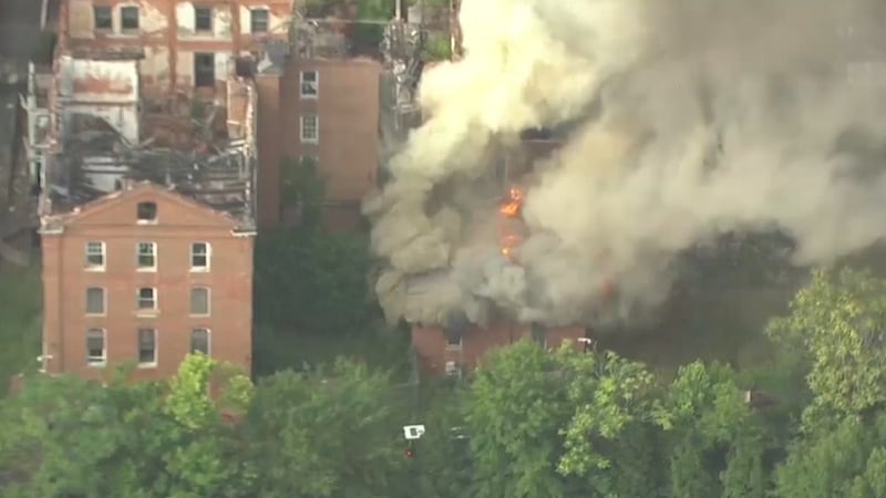Un edificio histórico de Atlanta está envuelto en llamas, informaron este jueves los bomberos.