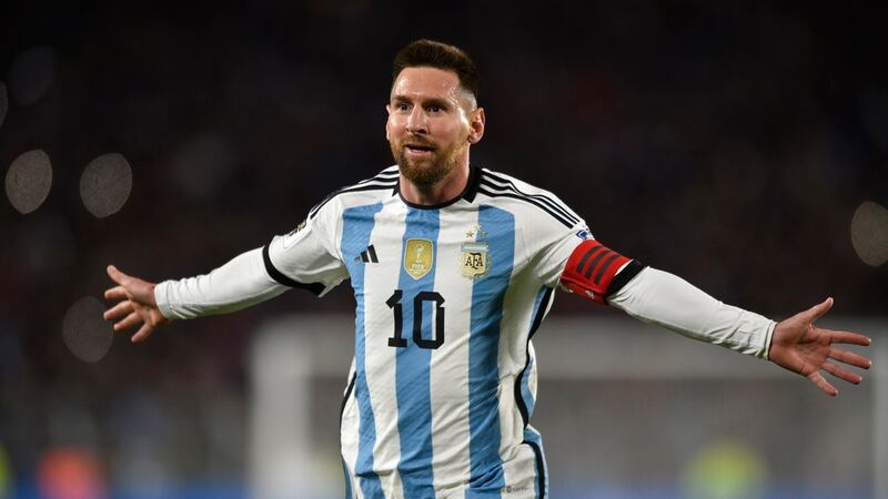 Lionel Messi celebra tras anotar un gol de tiro libre para Argentina ante Ecuador para la...