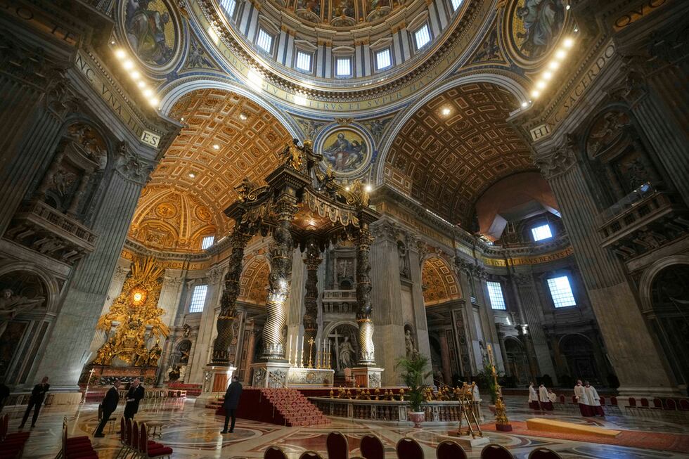 Trabajadores hacen las preparaciones finales de la basílica de San Pedro antes de la llegada...
