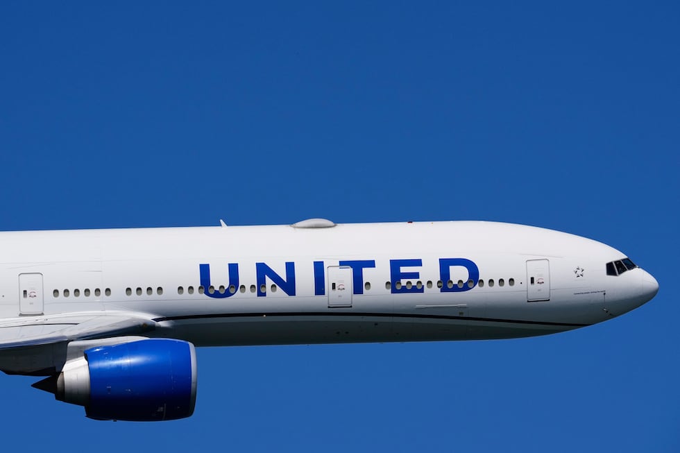 Un avión de United Airlines vuela durante el Espectáculo Aéreo de la Semana de la Flota de San...
