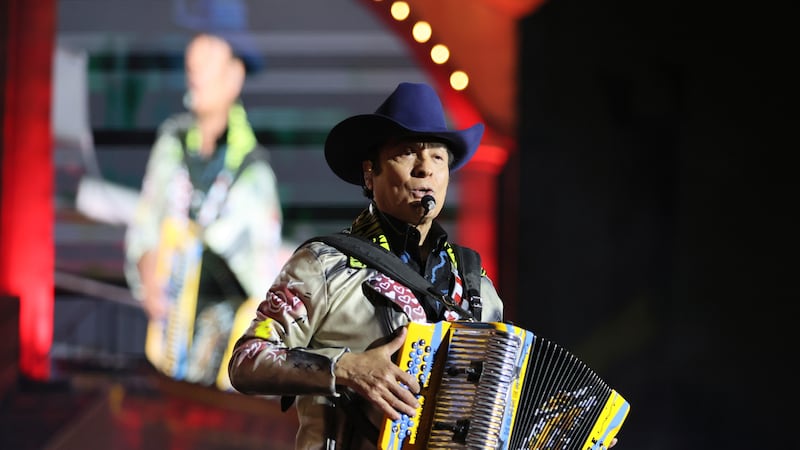Jorge Hernández de la banda mexicana Los Tigres del Norte durante su presentación en el...