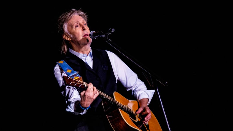 ARCHIVO - Paul McCartney durante su presentación en el Festival de Glastonbury en Worthy Farm,...