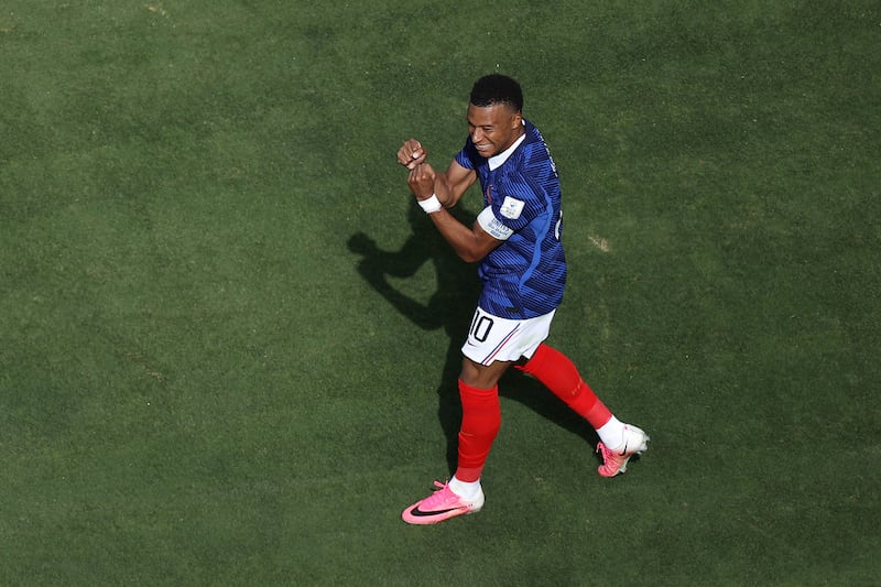 Kylian Mbappé (10) celebra tras anotar un gol para Francia en el partido contra Senegal por el...