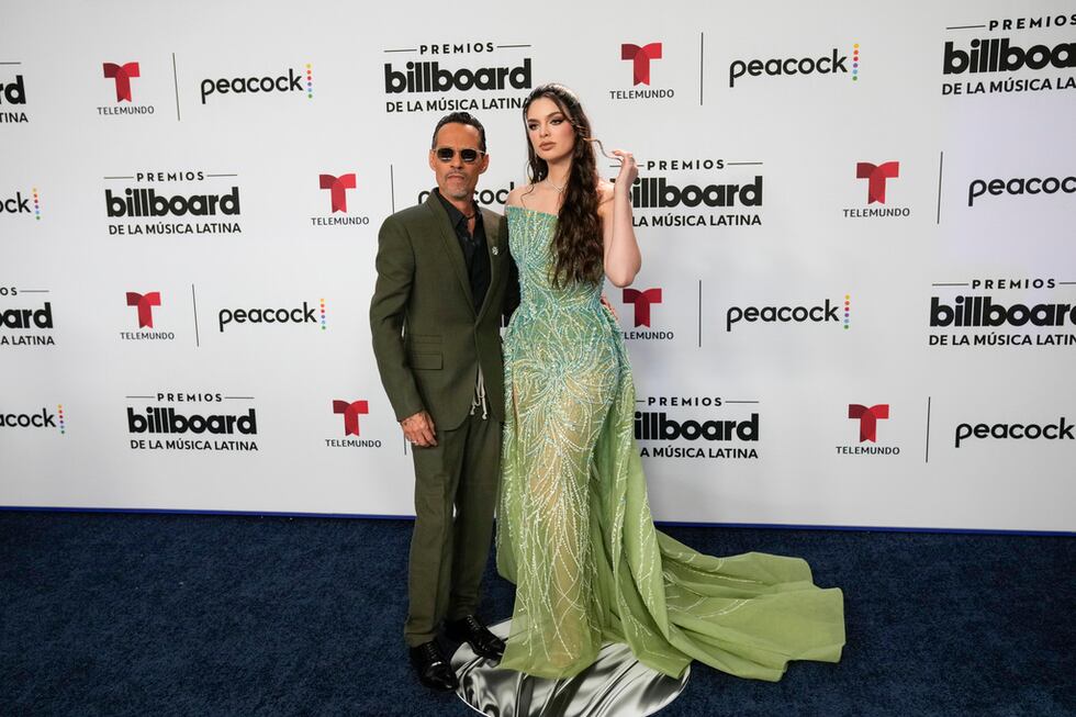 Marc Anthony y su esposa Nadia Ferreira llegan a los Premios Billboard de la Música Latina el...