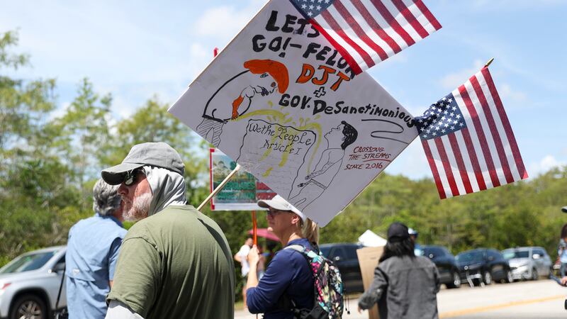 Un manifestante fuera del centro de detención de migrantes conocido como "Alcatraz de los...