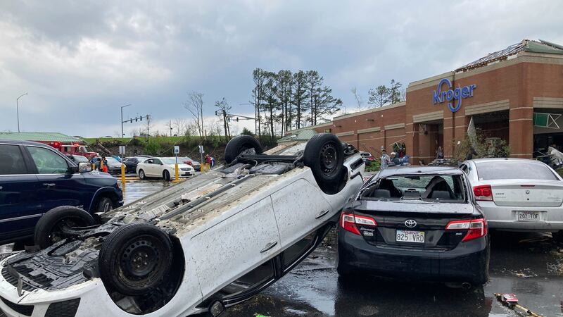 Un auto volcado y otro destruido en el estacionamiento de una tienda Kroger luego de que un...