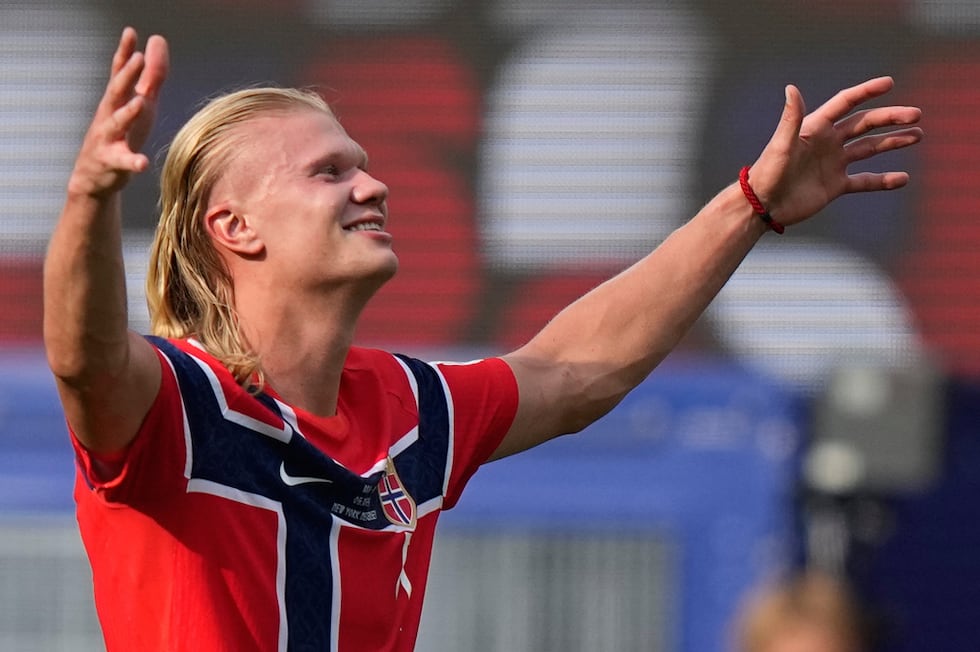 Erling Haaland, de la selección de Noruega, festeja luego de conseguir el segundo tanto ante...