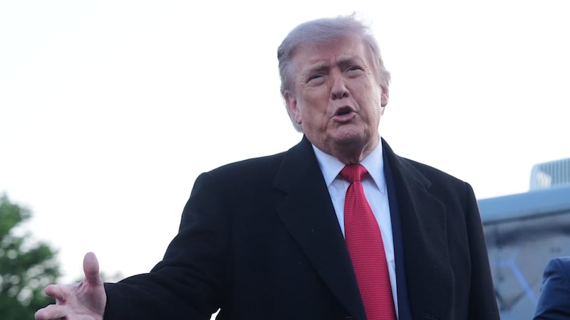 El presidente Donald Trump durante una visita al Monumento a Lincoln para supervisar las...