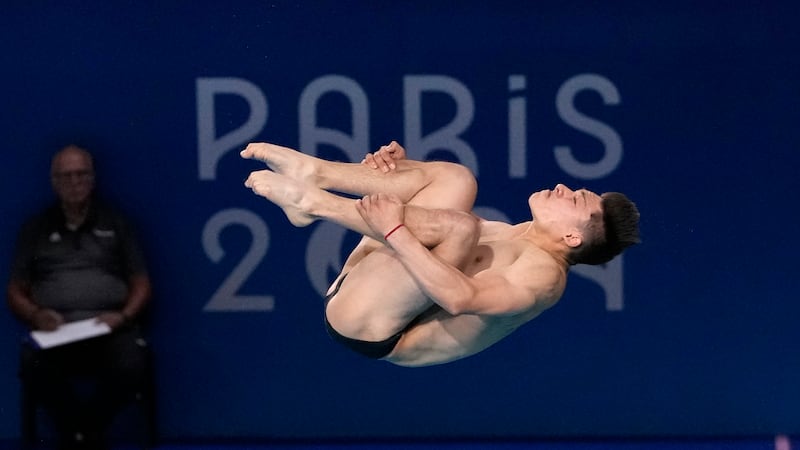 El mexicano Osmar Olvera compite en las semifinales de clavados desde trampolín de tres metros...