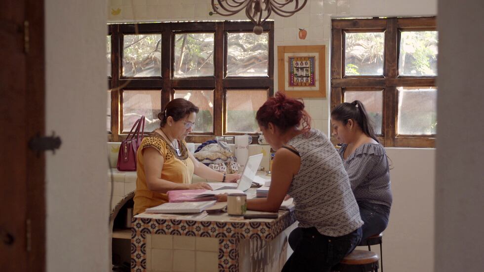 En esta imagen proporcionada por Pimienta Films mujeres buscando a sus familiares...