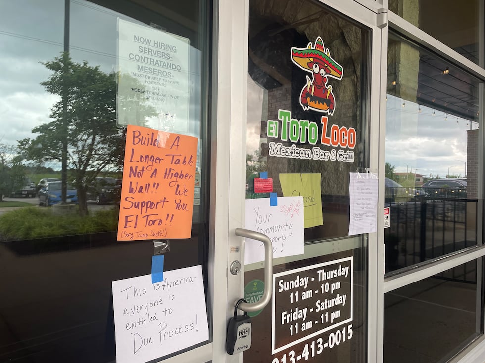 Letreros en apoyo al restaurante El Toro Loco luego de la redada de inmigración.