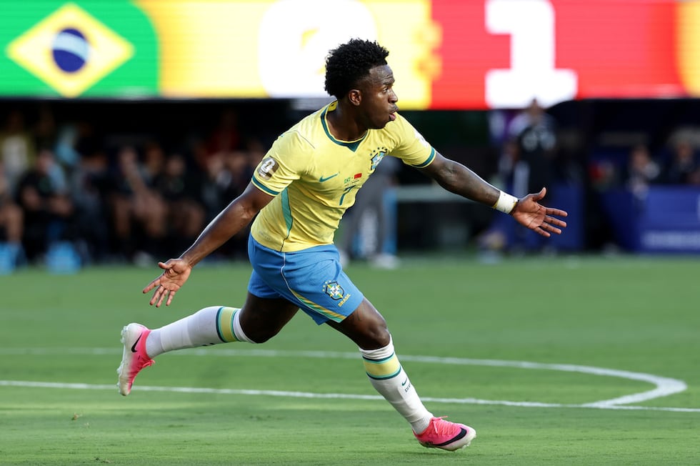 Vinicius Junior (7) celebra tras anotar un gol para Brasil en el partido contra Marruecos por...