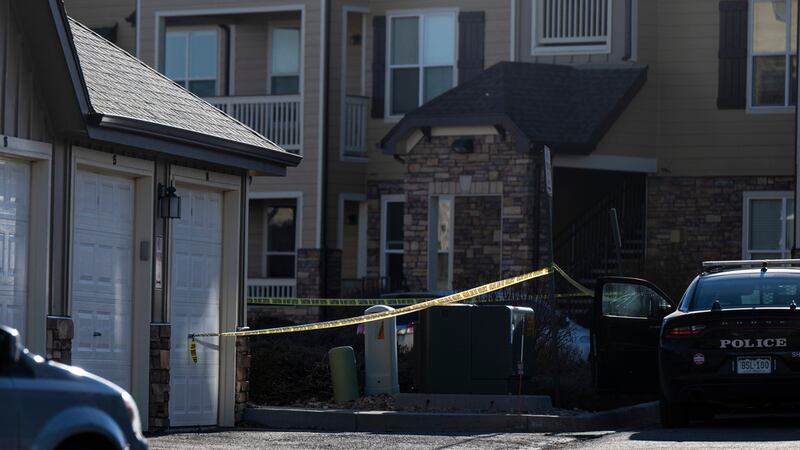 ARCHIVO - Policía acordona una escena de crimen donde la policía de Colorado Springs encontró...