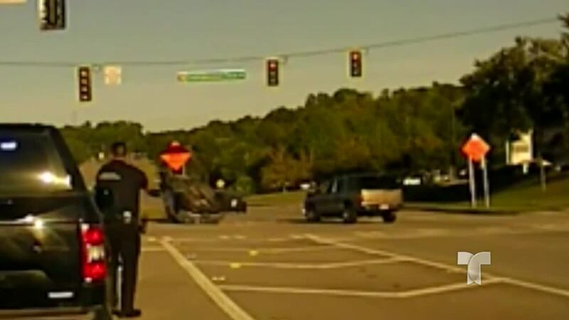 El conductor admitióhaber estando viendo hacia donde estaban los agentes cuando chocó