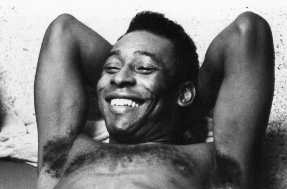 ARCHIVO - Pelé se relaja tras un entrenamiento en Santos, Brasil, el 3 de junio de 1975 (AP...
