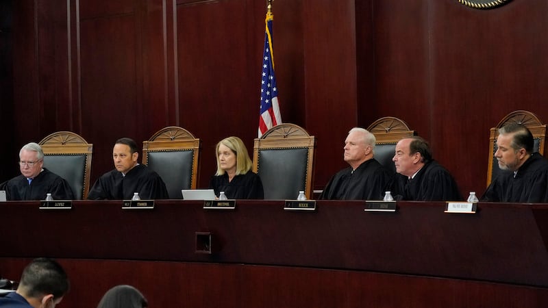 ARCHIVO - Jueces de la Corte Suprema de Arizona, de izquierda a derecha: William G....