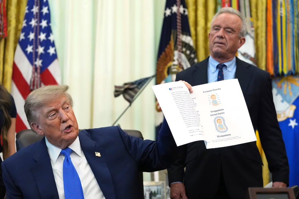El presidente estadounidense Donald Trump sostiene una imagen tomada de su cuenta en Truth...