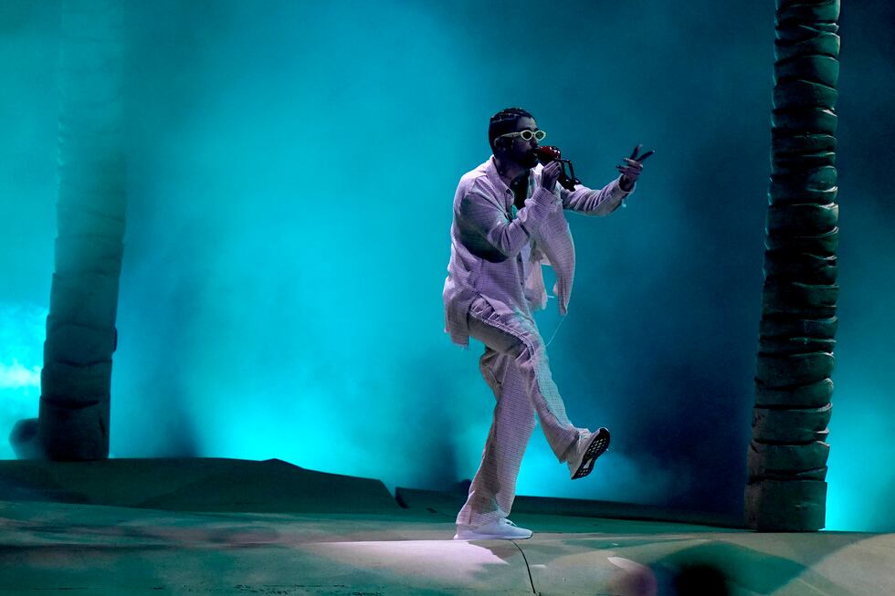 Bad Bunny durante su concierto en el Hard Rock Stadium, el 12 de agosto de 2022, en Miami...